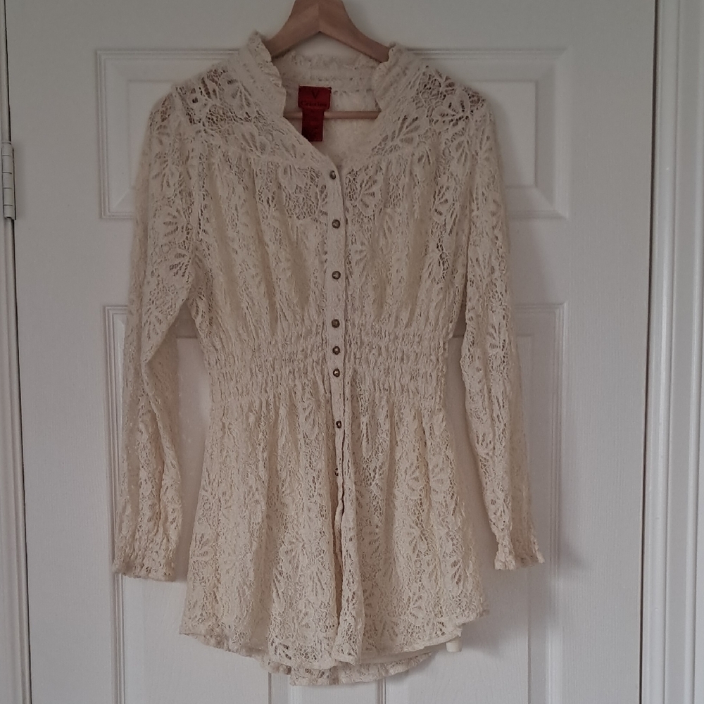 Chic Lace Button-Up Blouse in Cream